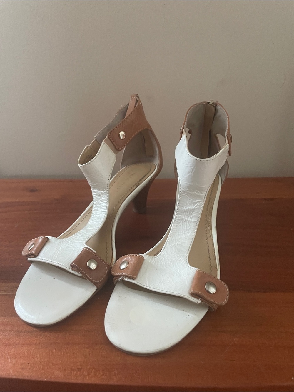 Adorable Nine West MCM style minimalist kitten heel sandal leather